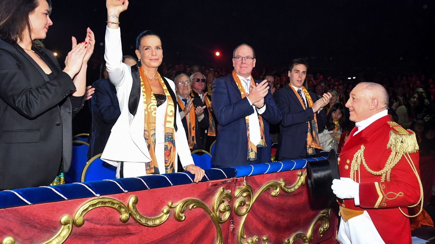 Alberto II de Mónaco, junto a Estefanía y sus hijos Louis y Pauline Ducruet, en la gala del Festival Internacional de Circo de Montecarlo el año pasado. (EFE)