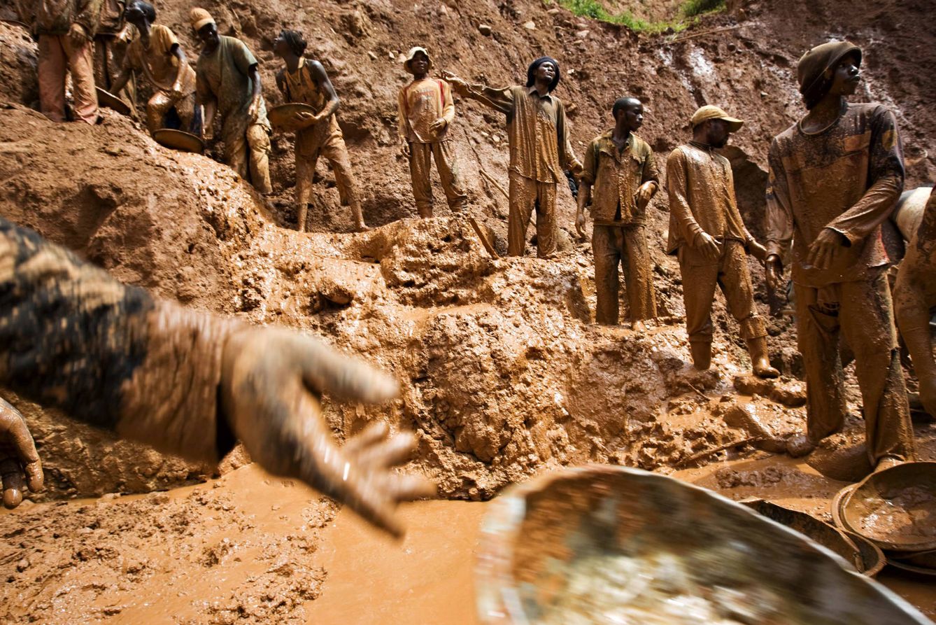 Trabajadores en la mina de oro Chudja, cercana al pueblo de Kobu, en el noreste del Congo (Reuters).