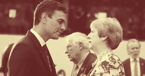 Foto: Pedro Sánchez y Theresa May conversan el pasado 12 de julio en la cumbre de la OTAN en Bruselas. (Reuters)