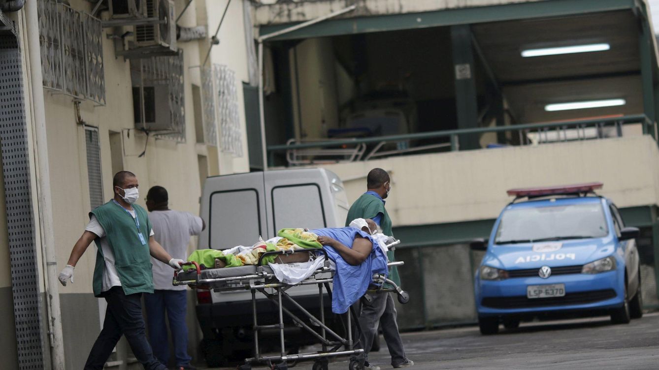 Foto: Personal hospitalario transporta a un paciente en un hospital de Río, en enero de 2016 (Reuters)