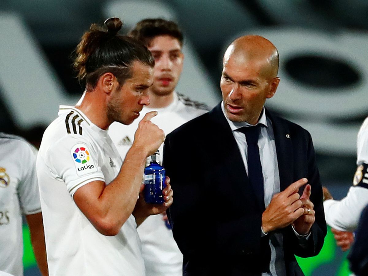 Foto: Gareth Bale escucha a Zidane durante un partido del Real Madrid. (Efe)