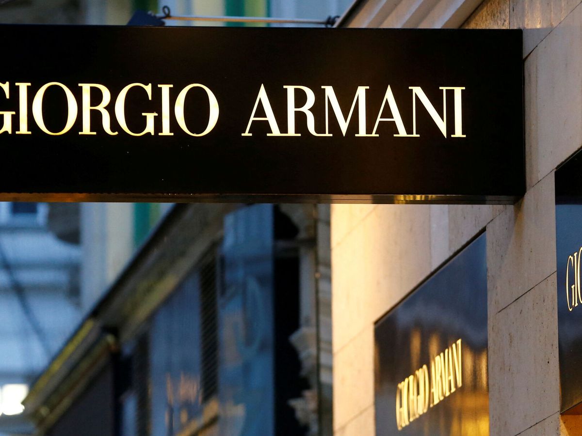 Foto: Logo de Giorgio Armani en una tienda en Viena. (Reuters/Leonhard Foeger)