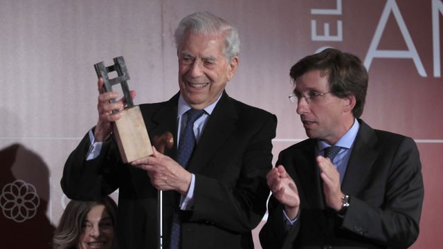 Vargas Llosa recoge el Premio a Madrileño del Año 2022. (EFE/Fernando Alvarado) 
