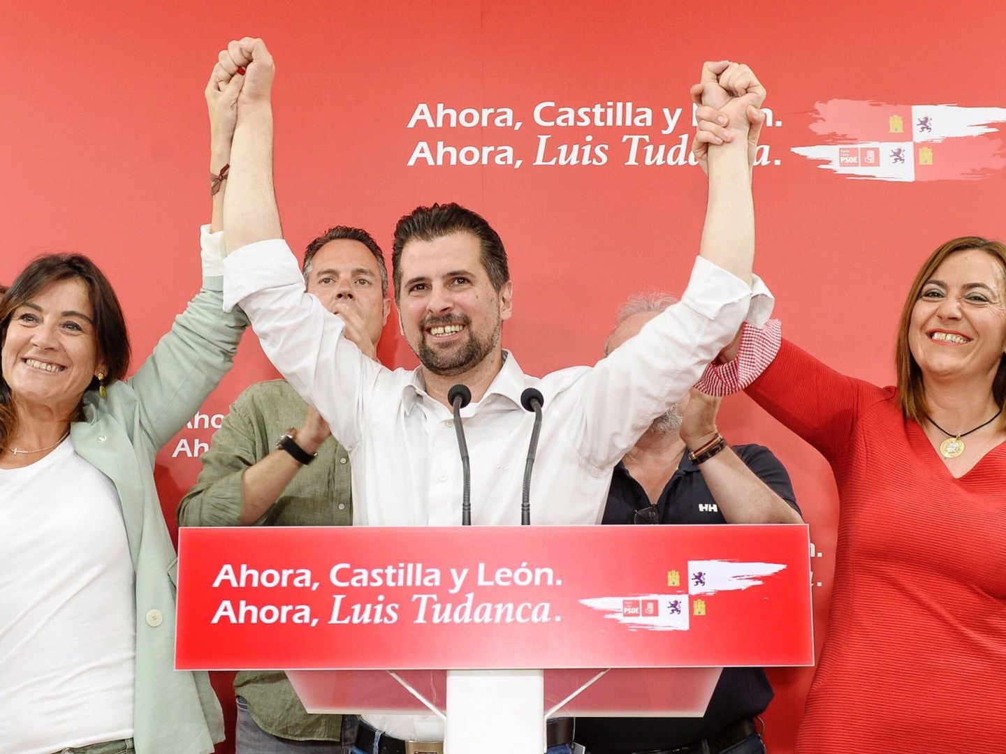 Luis Tudanca, líder del PSOE en Castilla y León, celebra su victoria en Valladolid el 26-M. (EFE)
