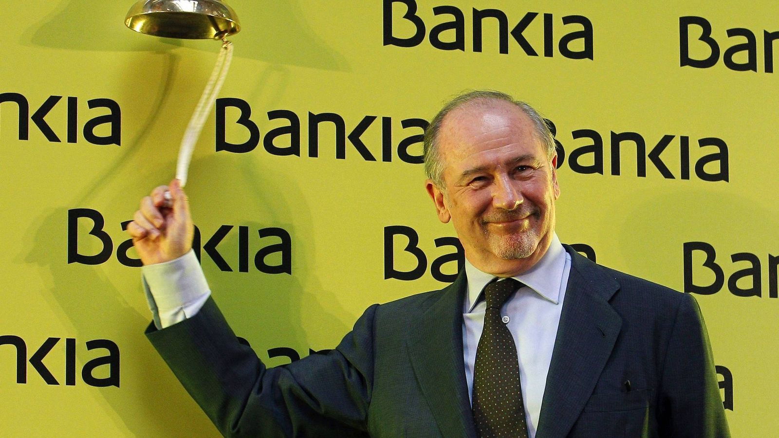 Foto: Rodrigo Rato toca la campana de la salida a bolsa de Bankia en julio de 2011. (EFE)