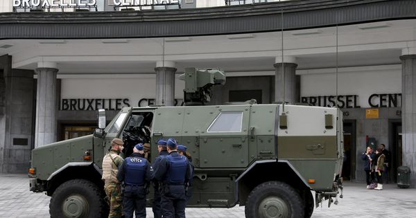 Foto: Un furgón blindado y soldados del ejército desplegados en Bruselas. (Reuters)