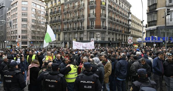 Foto: Los taxistas de Madrid se concentran en la calle Génova, frente a la sede del PP. (EFE)