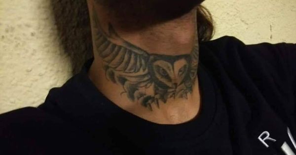 Foto: Uno de los supuestos atacantes fue reconocido por el tatuaje de su cuello