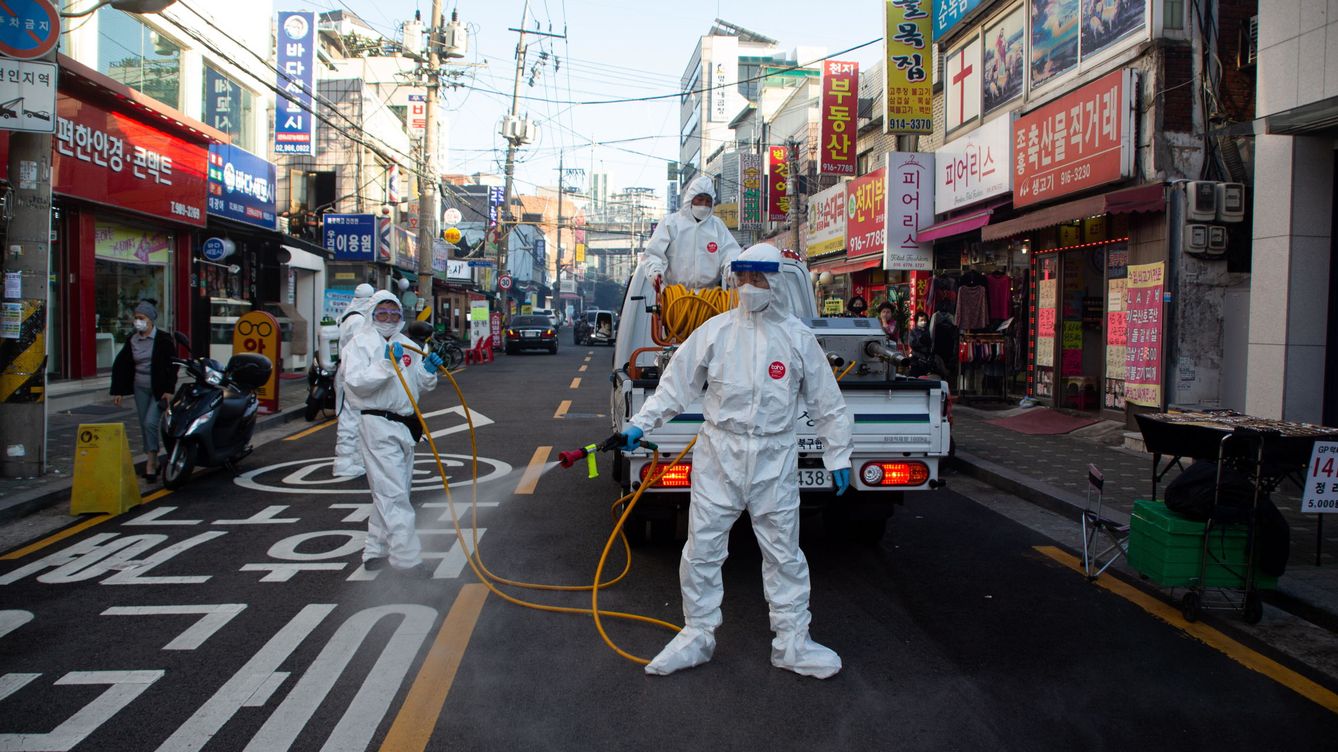 Foto: Labores de desinfección en Seúl, Corea del Sur. (EFE)