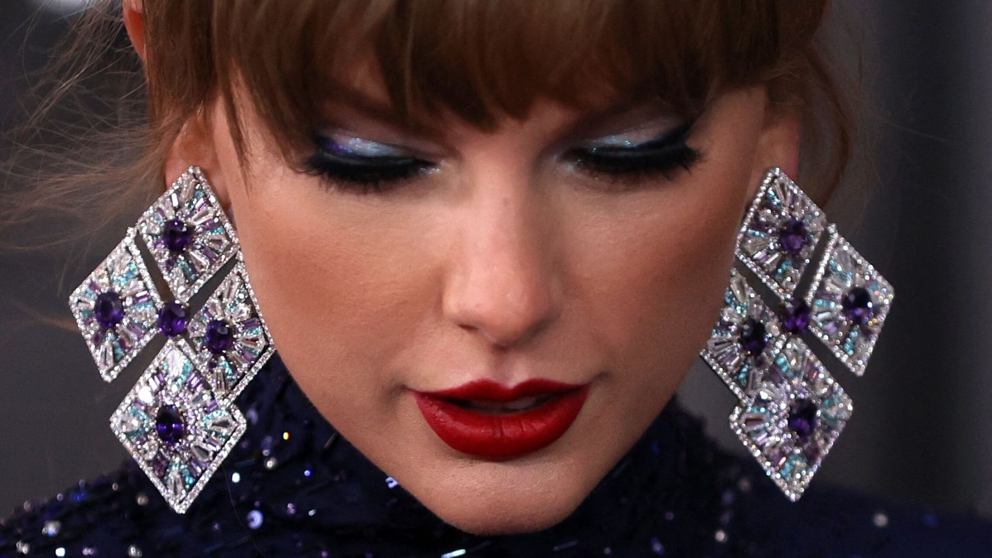 Primer plano del maquillaje de Taylor Swift en la 65 edición de los Grammy. (Reuters/David Swanson)