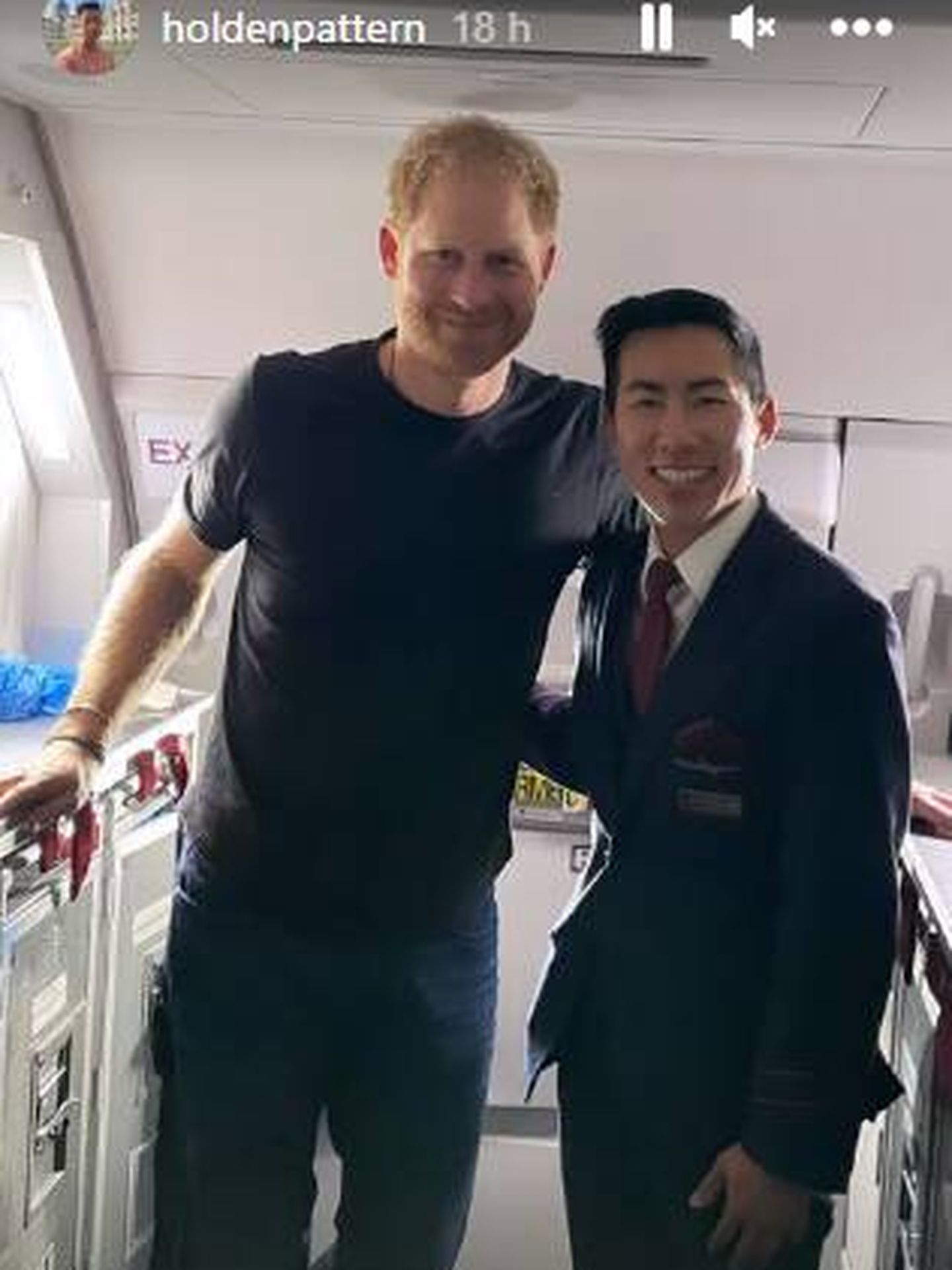 Harry, junto al asistente de vuelo en su regreso a Estados Unidos. (IG)