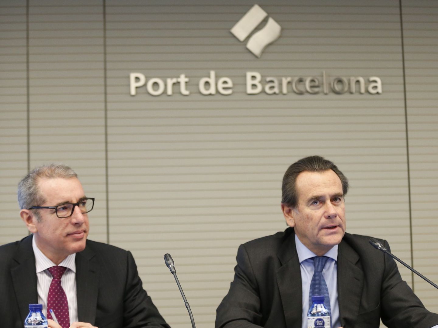 El presidente del Puerto de Barcelona, Sixte Cambra (d), y el director general, José Alberto Carbonell. (EFE)
