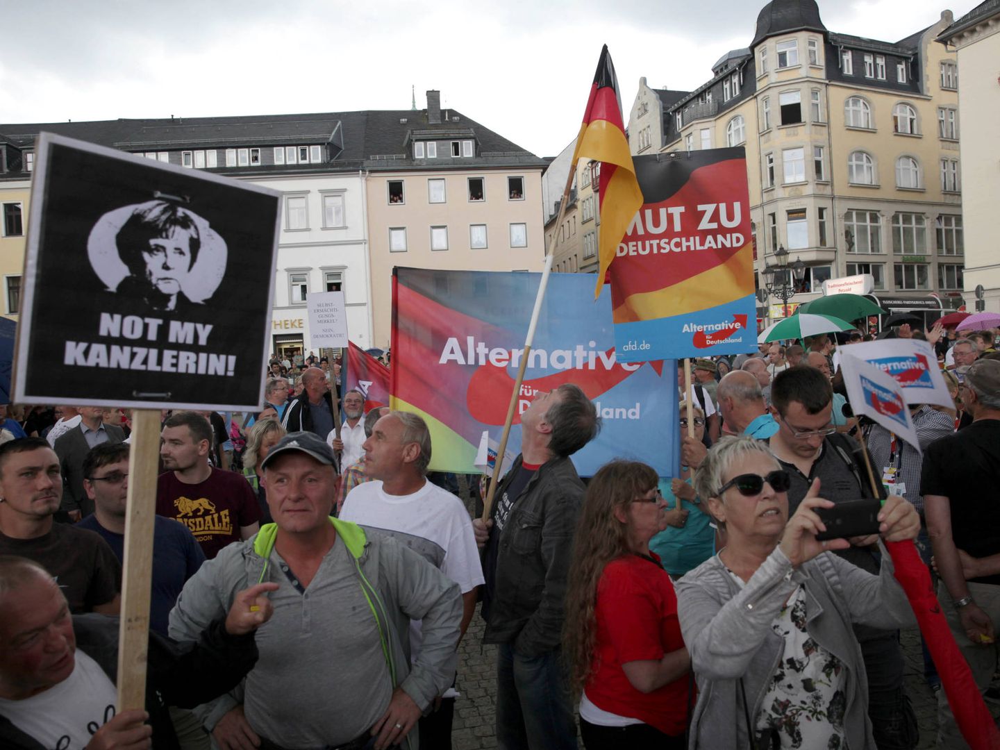 Simpatizantes de Alternativa para Alemania (AfD) protestan contra Merkel en Annaberg-Buchholz. (Reuters)