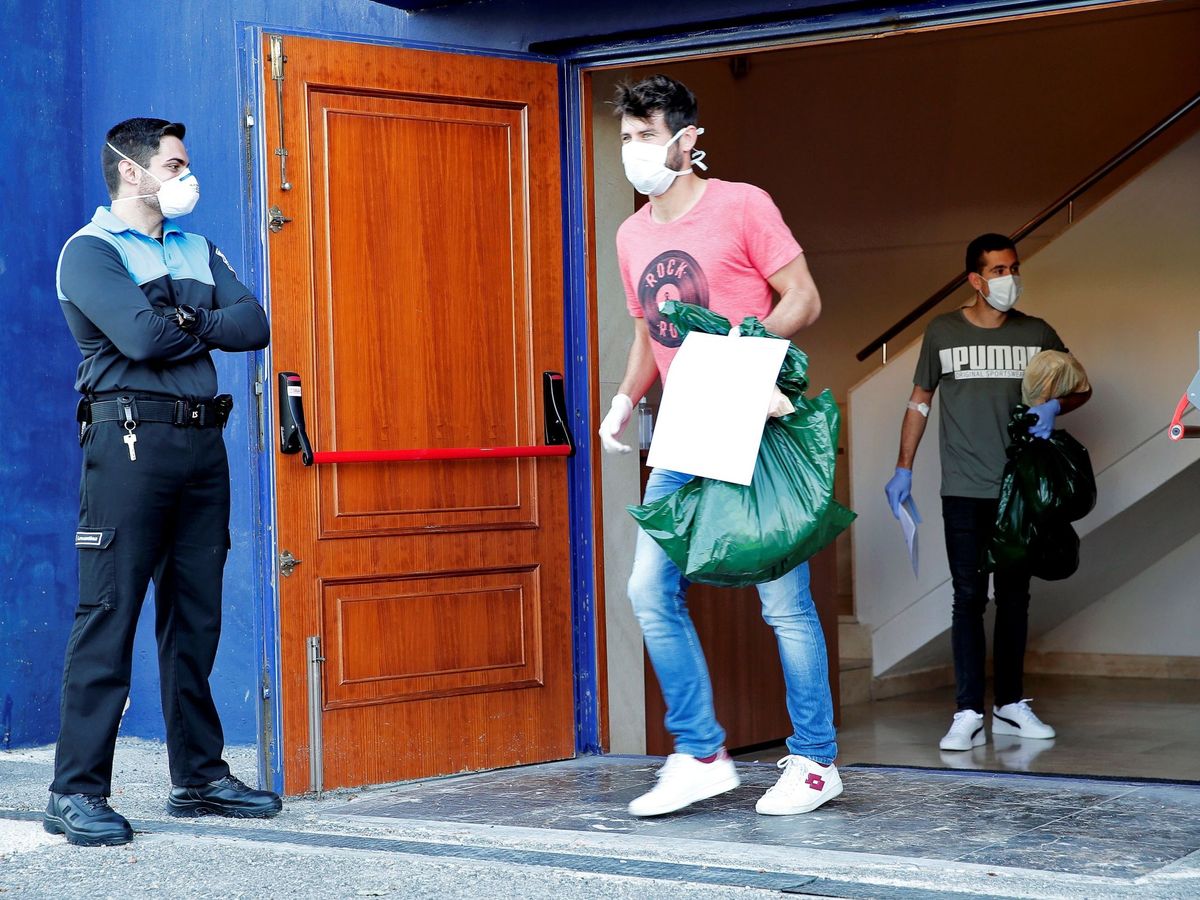 Foto: Koke y Aitor Fernández salen de las oficinas del Levante tras ser sometidos a los test. (EFE)