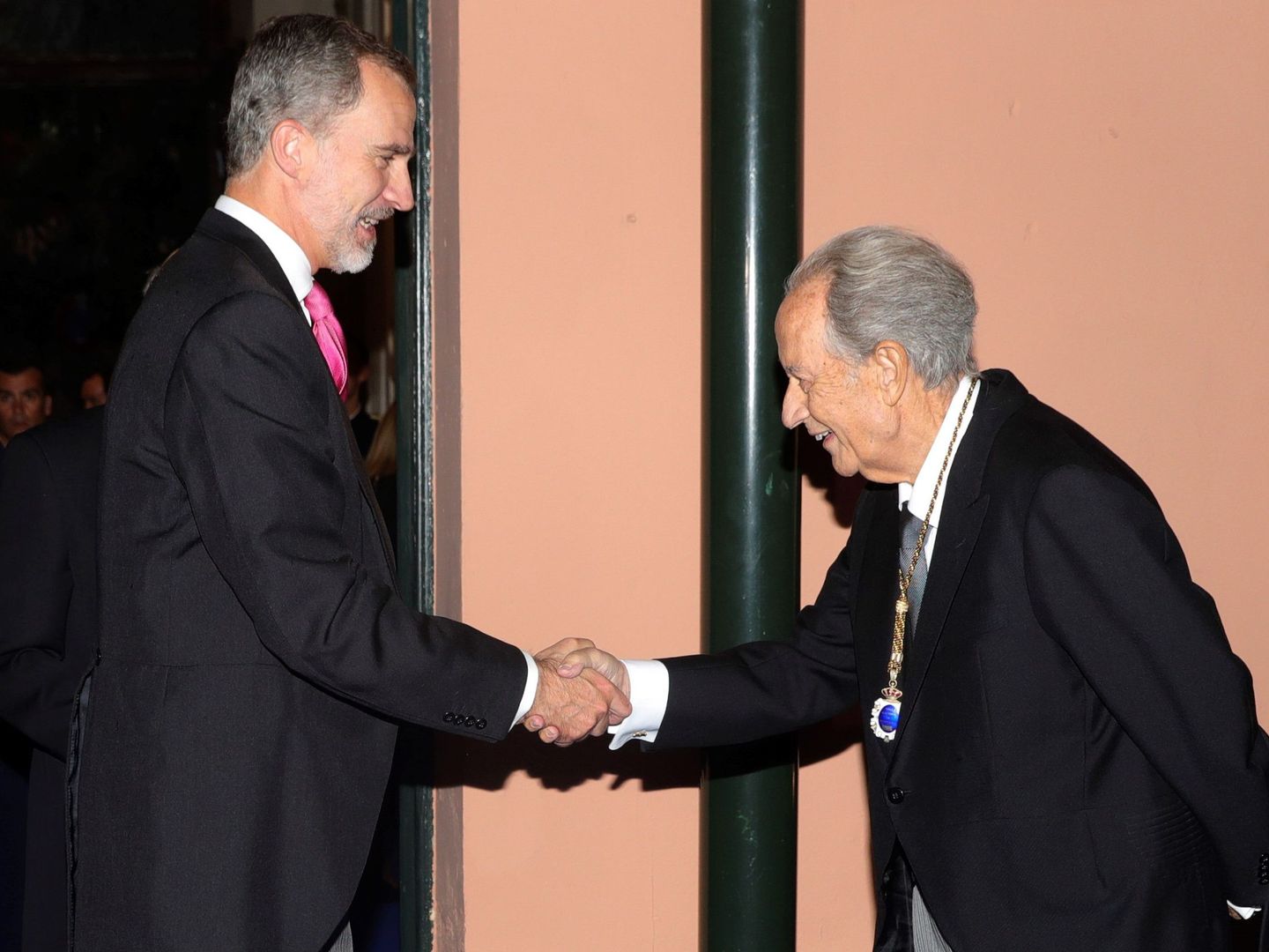 El rey Felipe VI saluda al empresario Juan Miguel Villar Mir. (EFE)