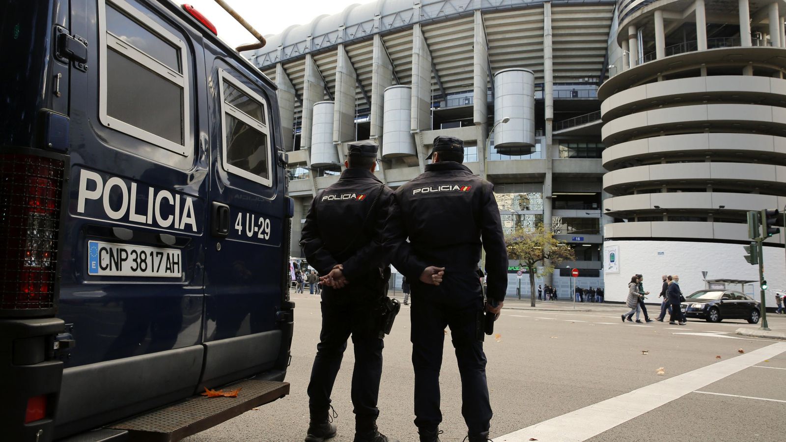 Foto: Dos agentes de la policía nacional durante un servicio en la capital madrileña. (EFE)