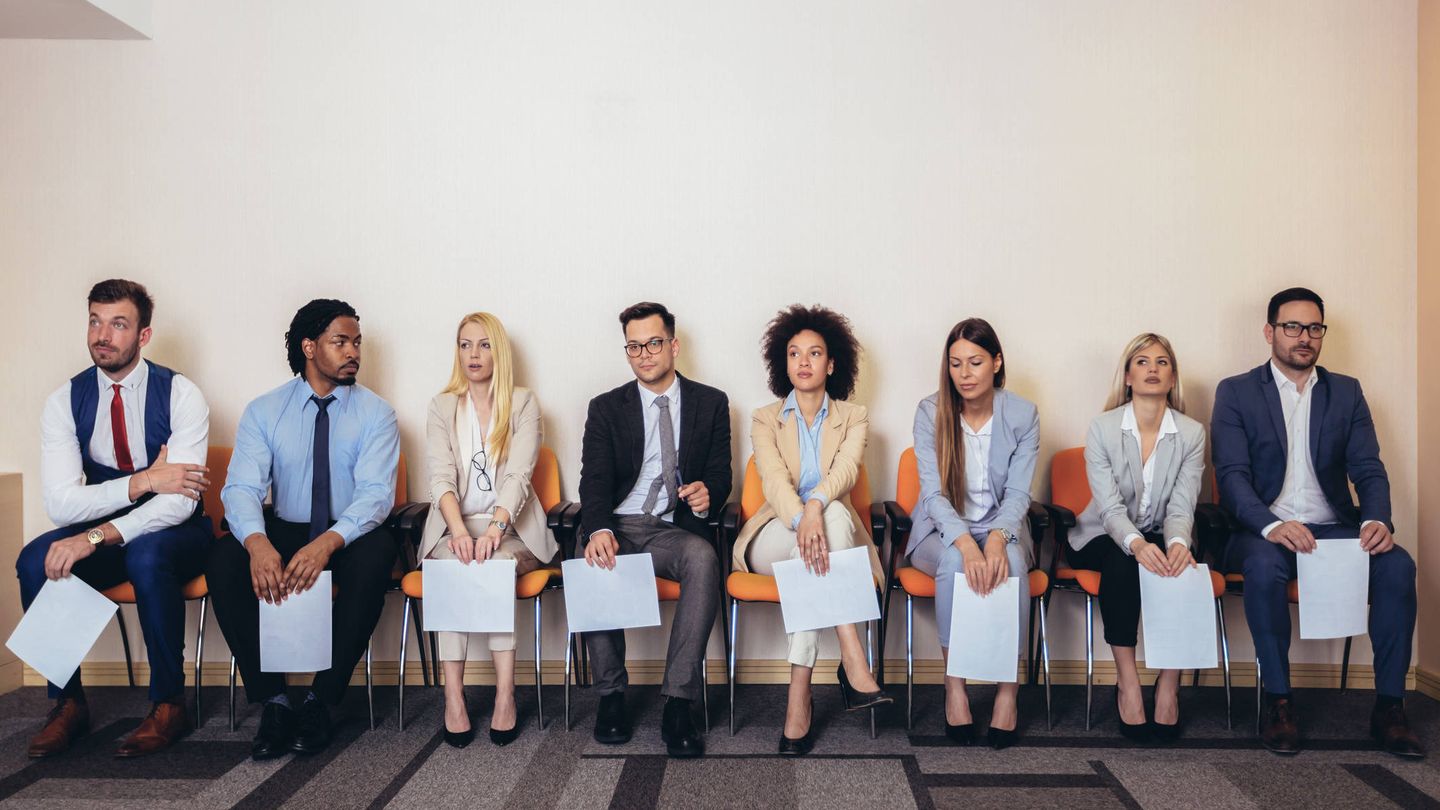 Varios candidatos esperando para una entrevista de trabajo (iStock)