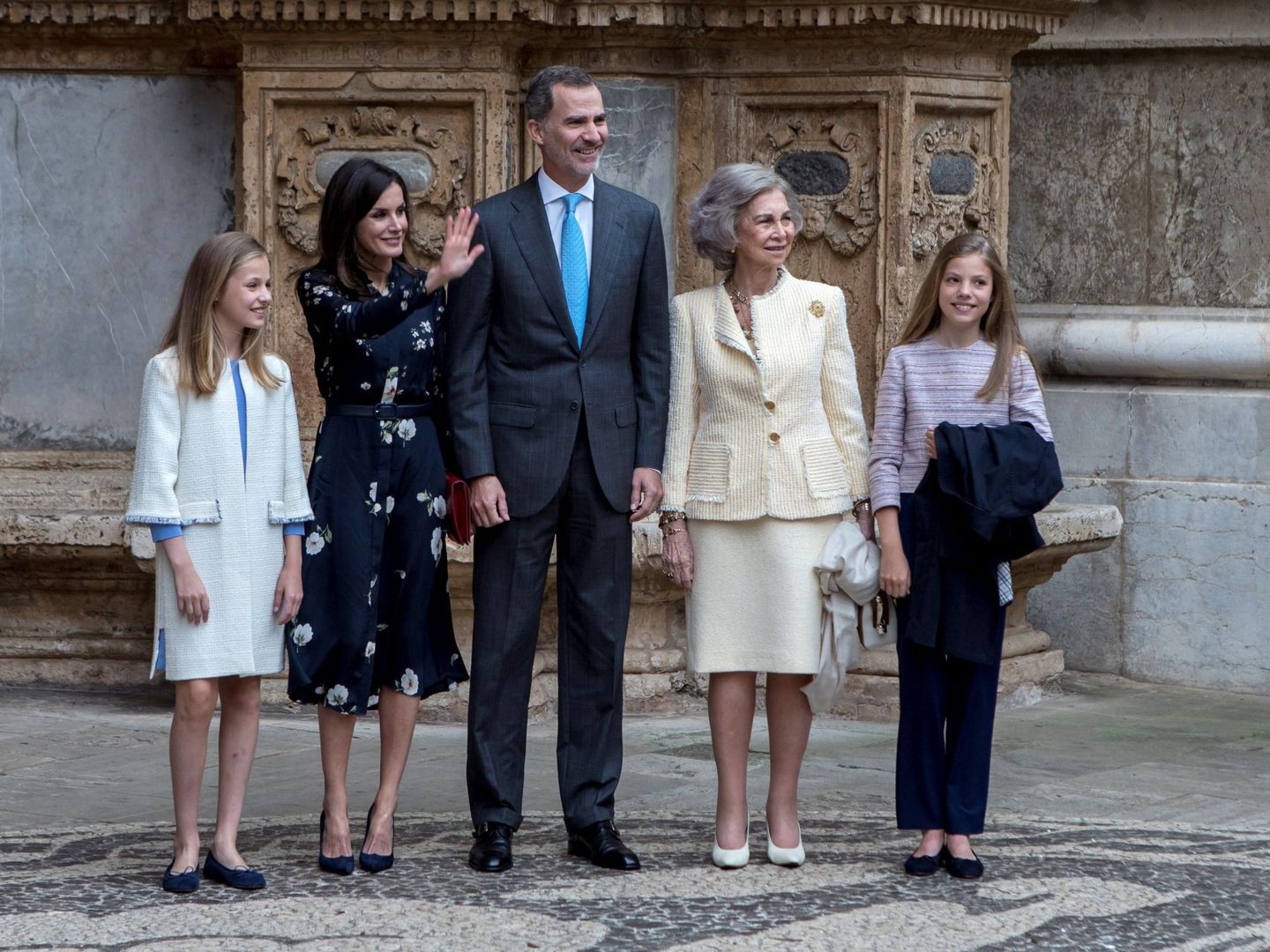 La Familia Real y la reina Sofía, tras la misa en la Catedral de Palma. (EFE)