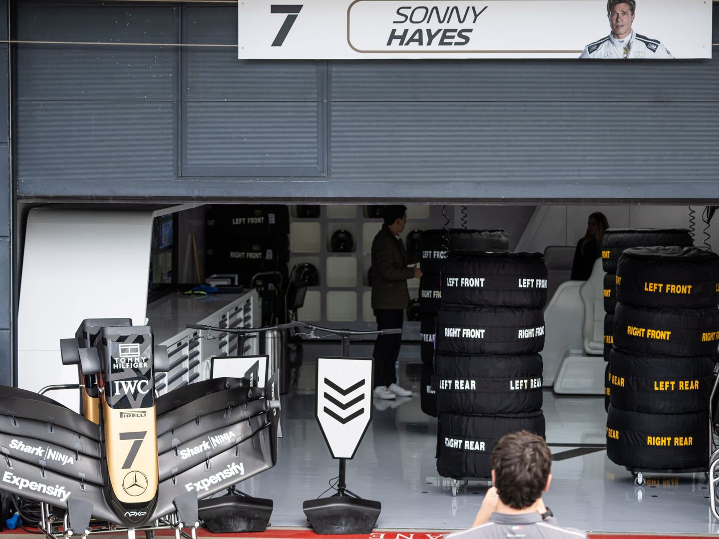 El garaje que se utilizará para la película en Silverstone, junto a Mercedes y Ferrari (EFE)