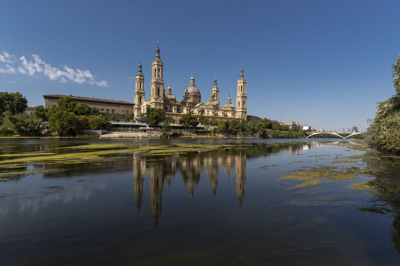 Imagen de la cuenca del río Ebro afectada por la sequía a su paso por Zaragoza. (EFE/Javier Belver)