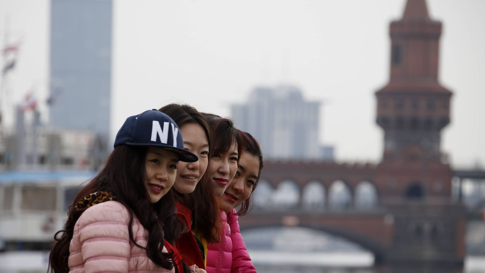 Foto: Turistas chinos posan ante el puente Oberbaum, en Berlín, Alemania (Reuters). 