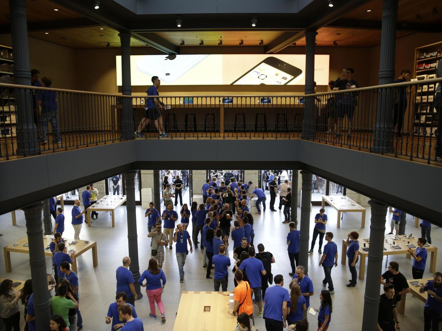 Interior de la Apple Store en Sol, Madrid. (Reuters)