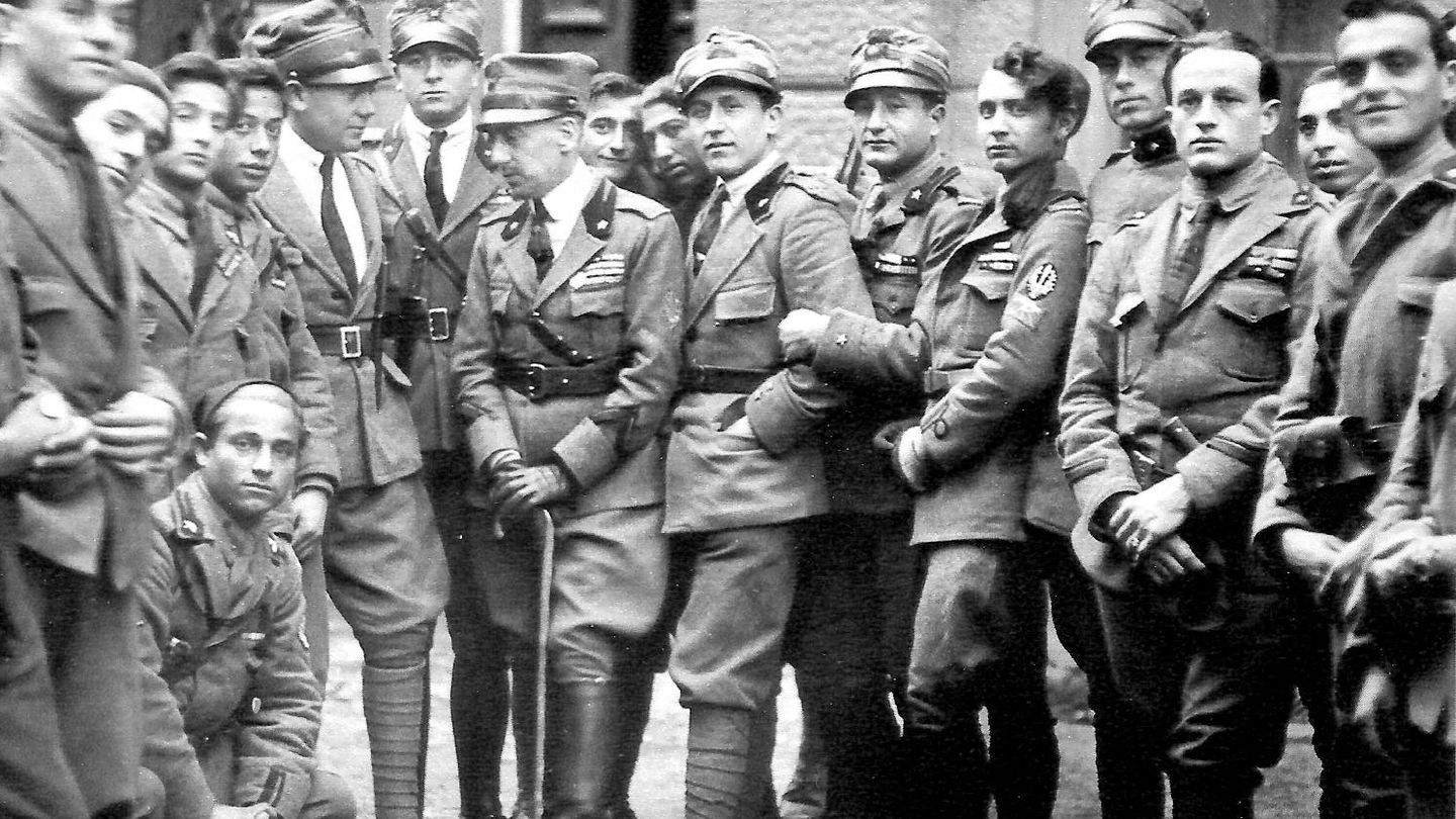 D'Annunzio, en el centro, con bigote y acompañado de soldados italianos en Fiume