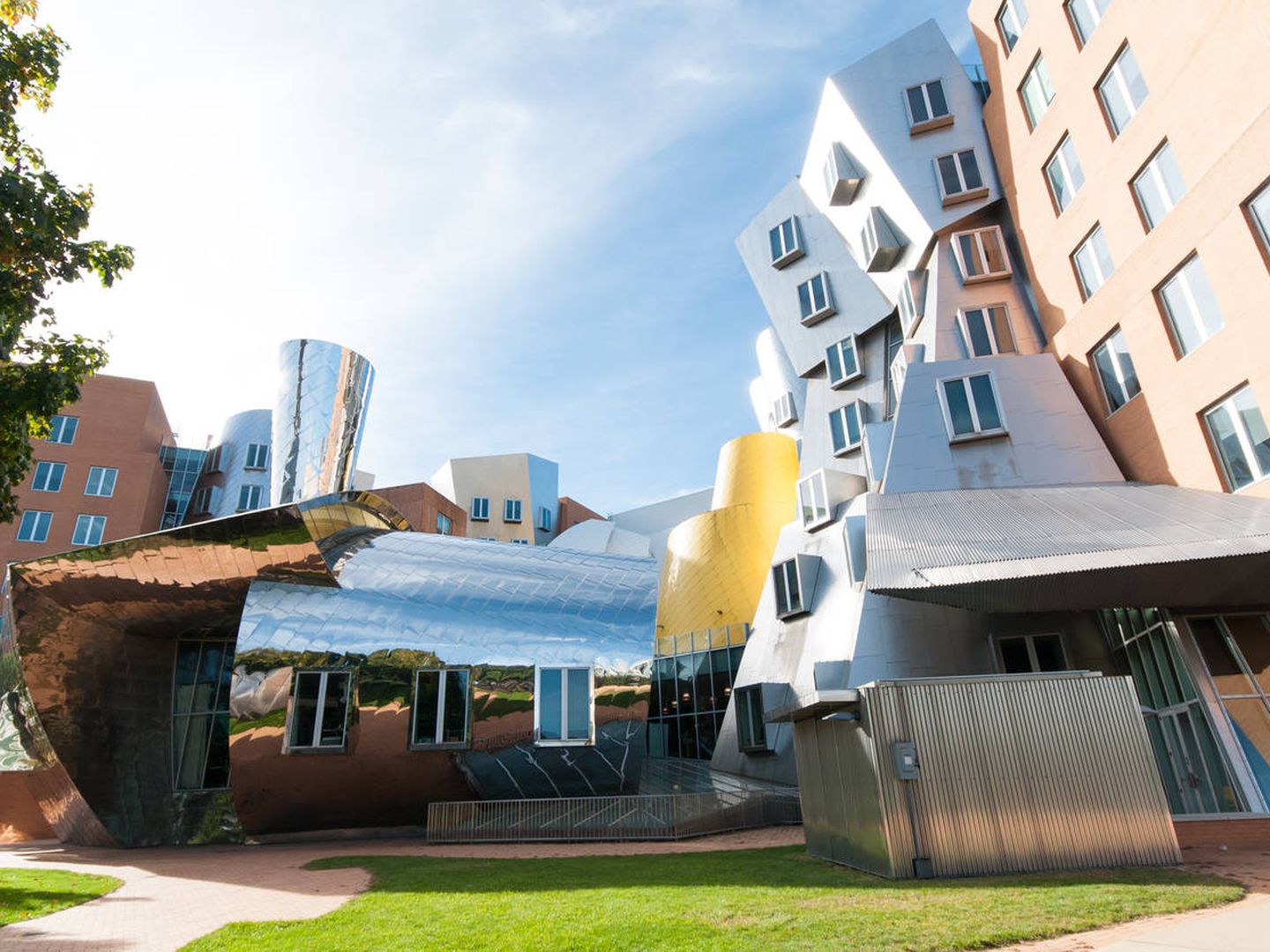 El Centro Ray y Maria Stata del MIT, diseñado por Frank Gehry e inaugurado en 2004. (iStock)