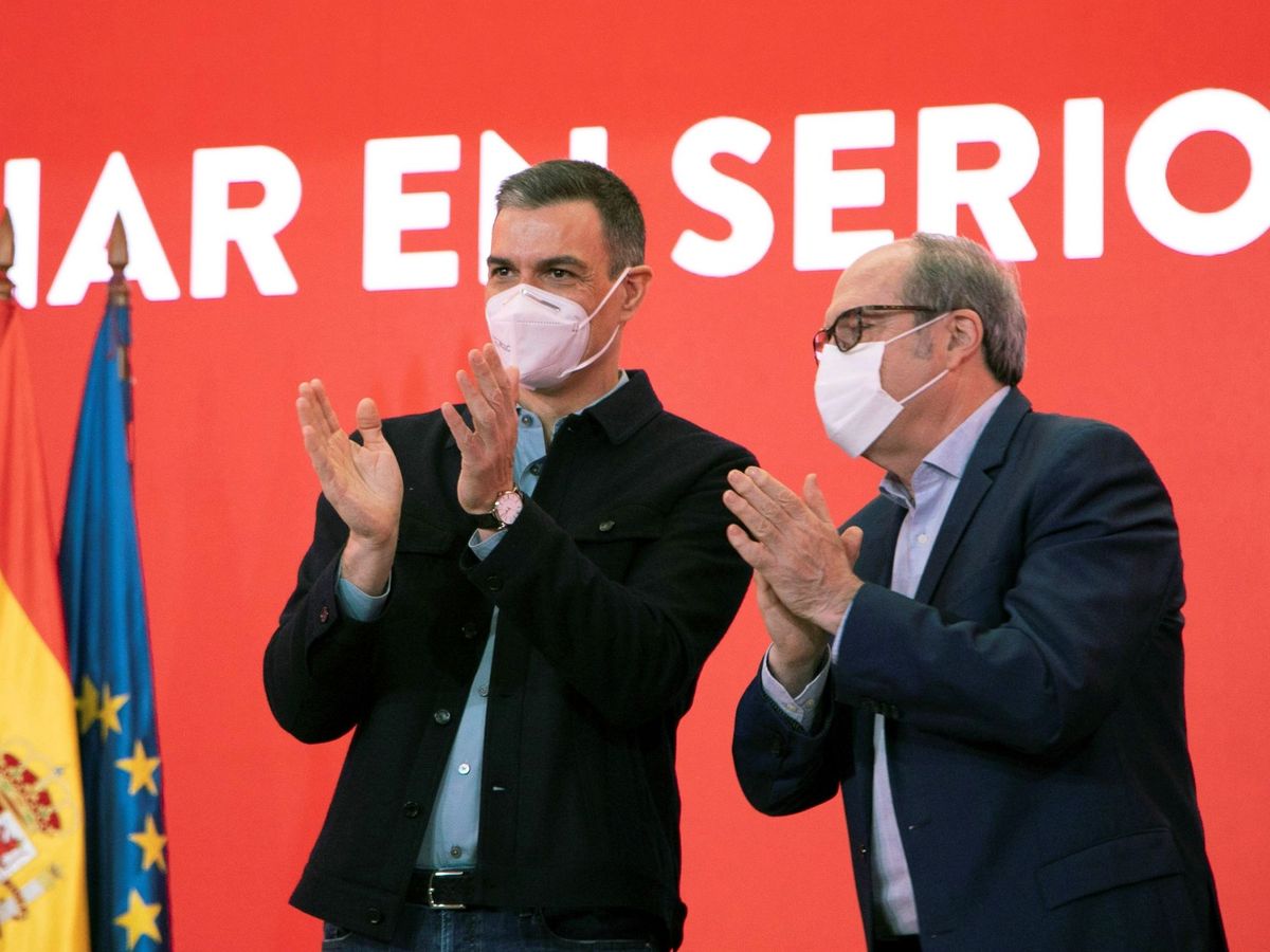 Foto: El secretario general del PSOE, Pedro Sánchez (i), junto al candidato a la Comunidad de Madrid, Ángel Gabilondo. (EFE)