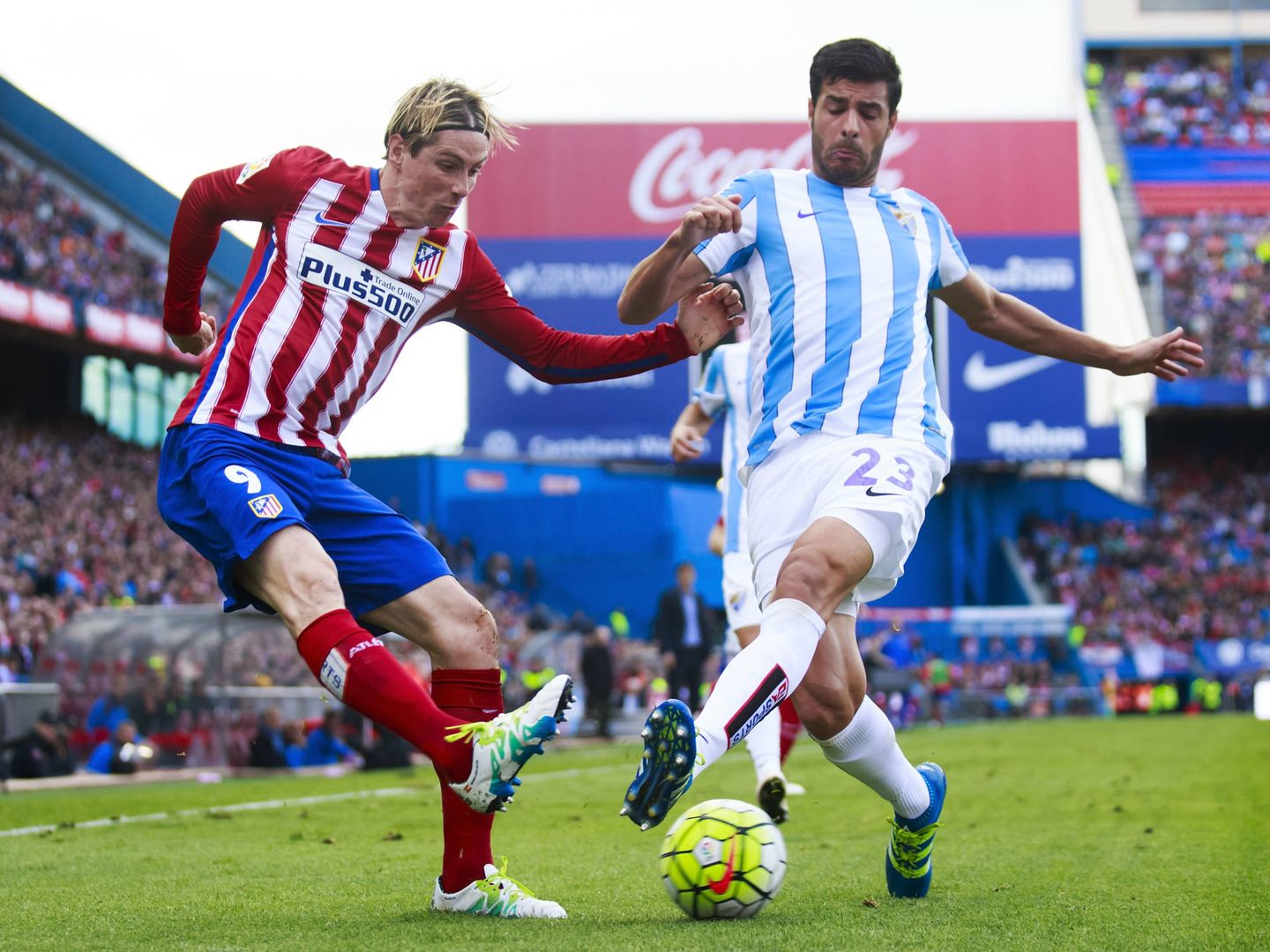 Miguel, midiéndose a Fernando Torres. (Getty)