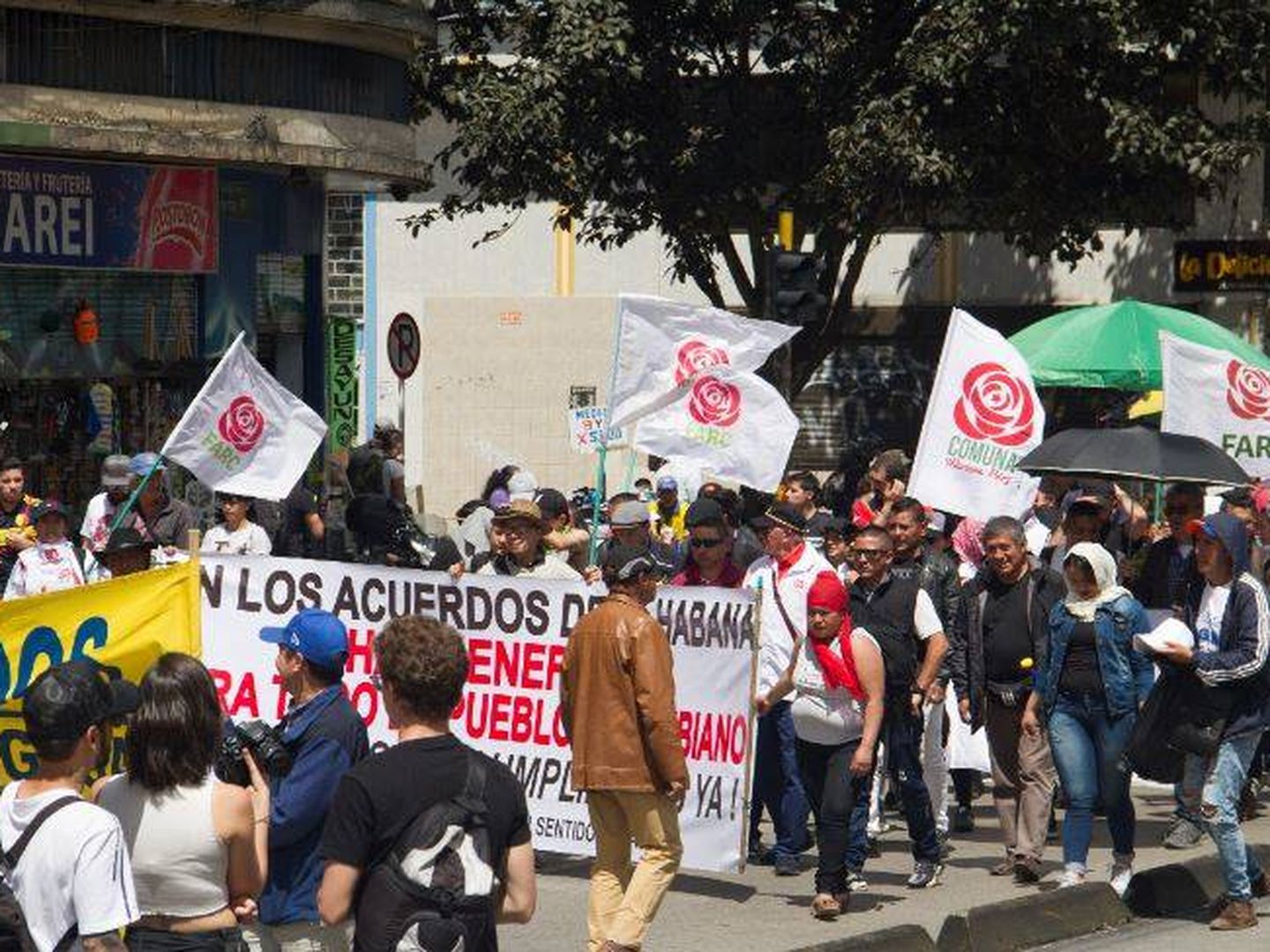 Excombatientes de la Farc en las protestas de Bogotá. (H.E.)