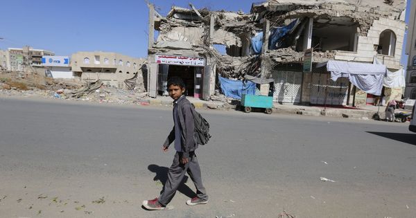 Foto: Un niño pasa ante un edificio destrozado por los bombardeos en Saná, Yemen, tras un ataque de la coalición liderada por Arabia Saudí. (EFE)