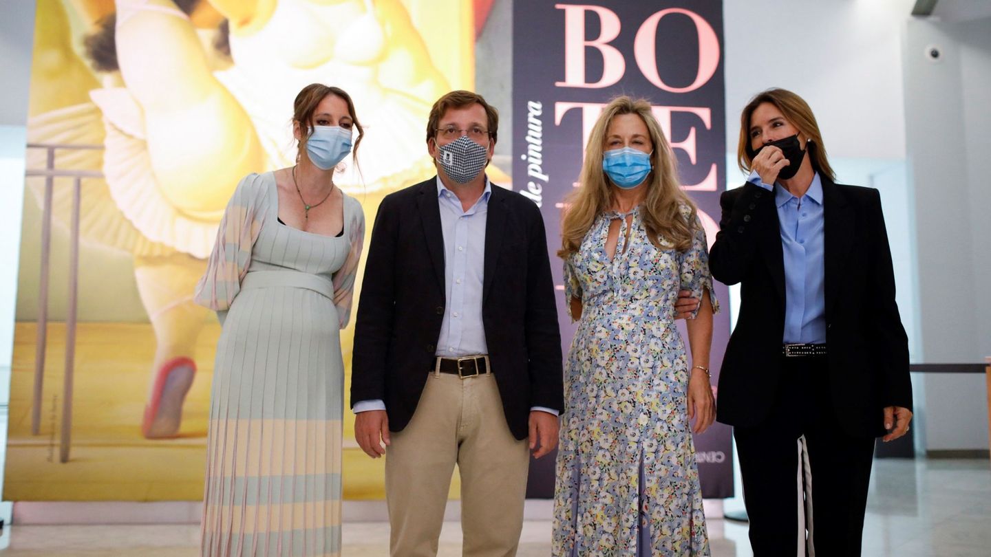 El alcalde de Madrid, José Luis Martínez-Almeida, en la inauguración de la exposición, con Andrea Levy, Cristina Carrillo y Lina Botero. (EFE)
