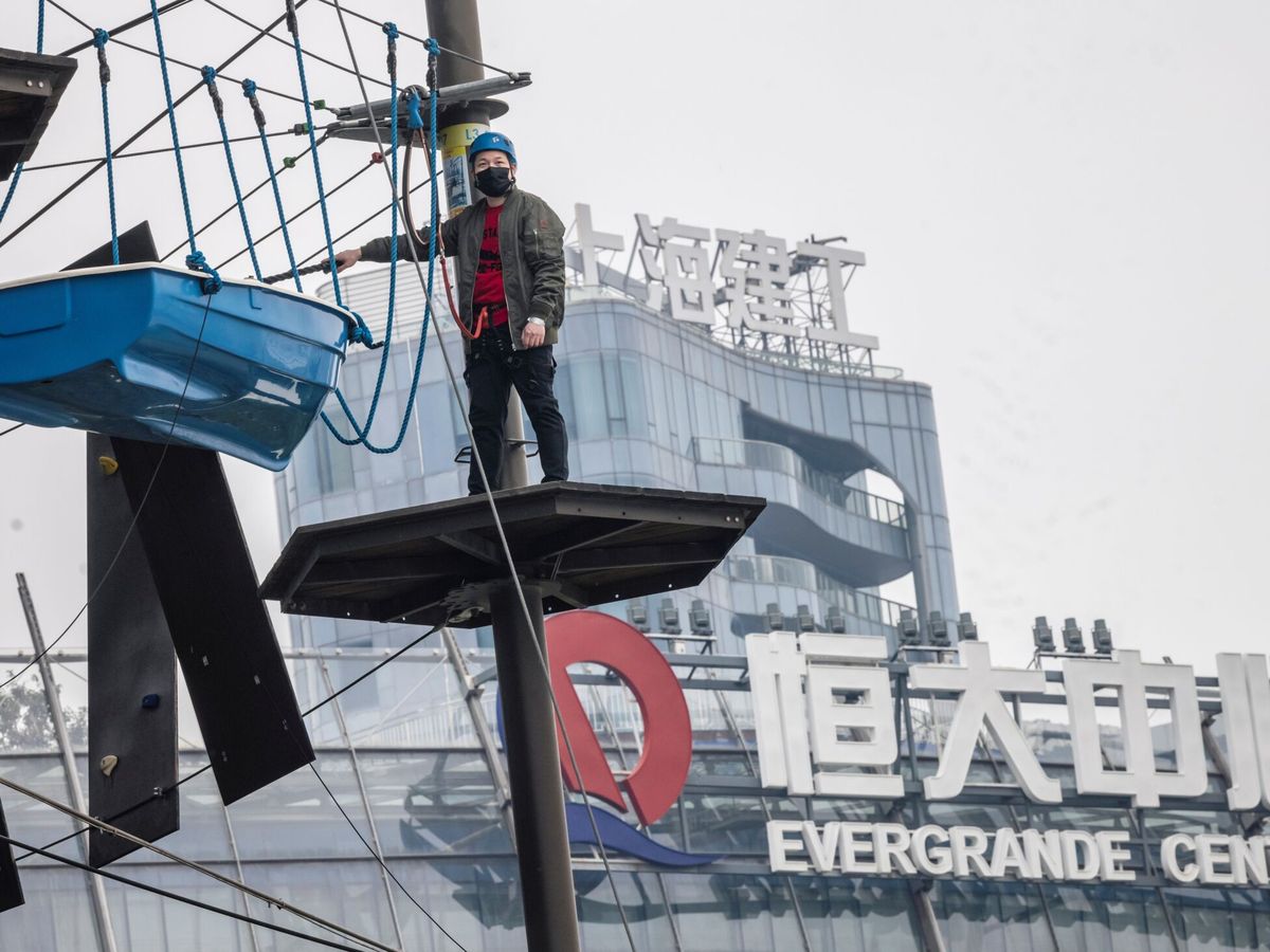 Foto: El edificio Evergrande Center en Shanghái. (EFE/Alex Plavevski)