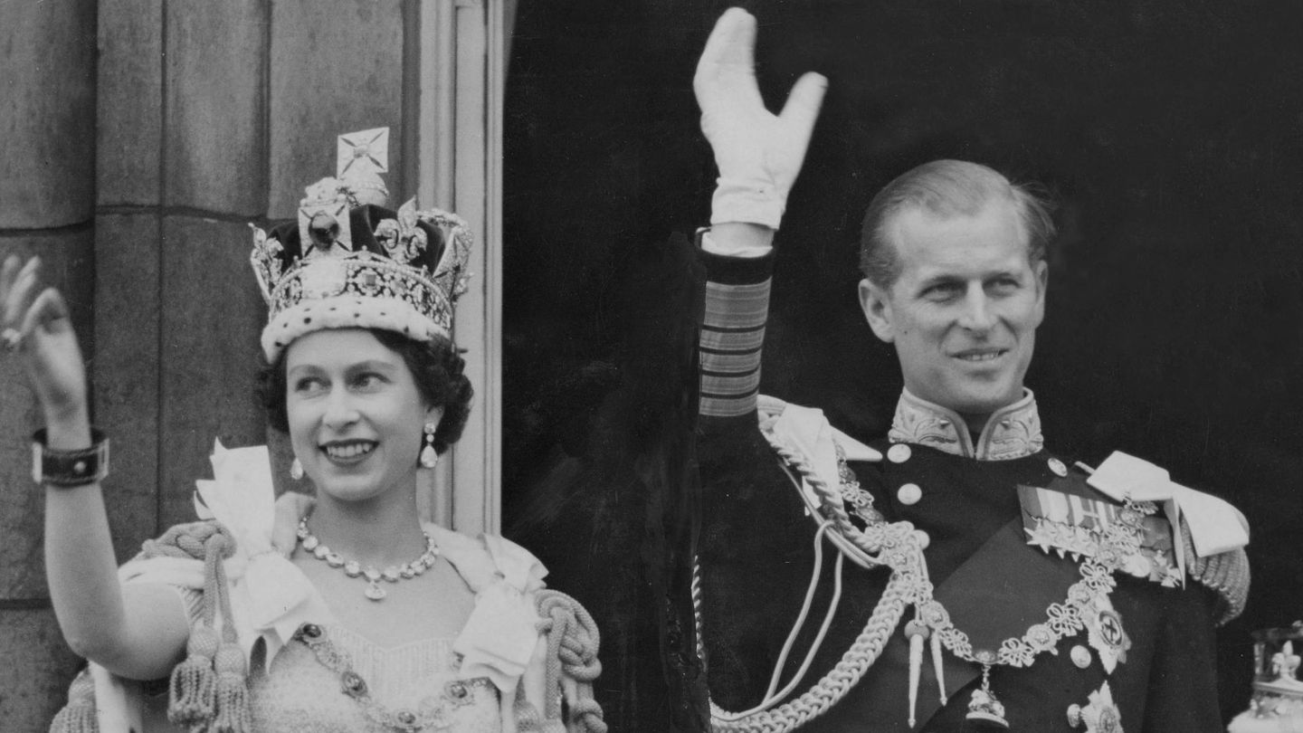 Primera imagen de la pareja en Buckingham tras la coronación de Isabel. (Cordon Press)