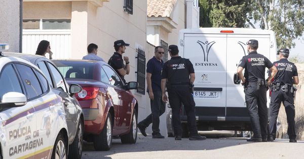 Foto: Agentes de la Polícia permancen en el domicilio donde una joven de unos 20 años ha muerto hoy en Cartagena. (EFE)