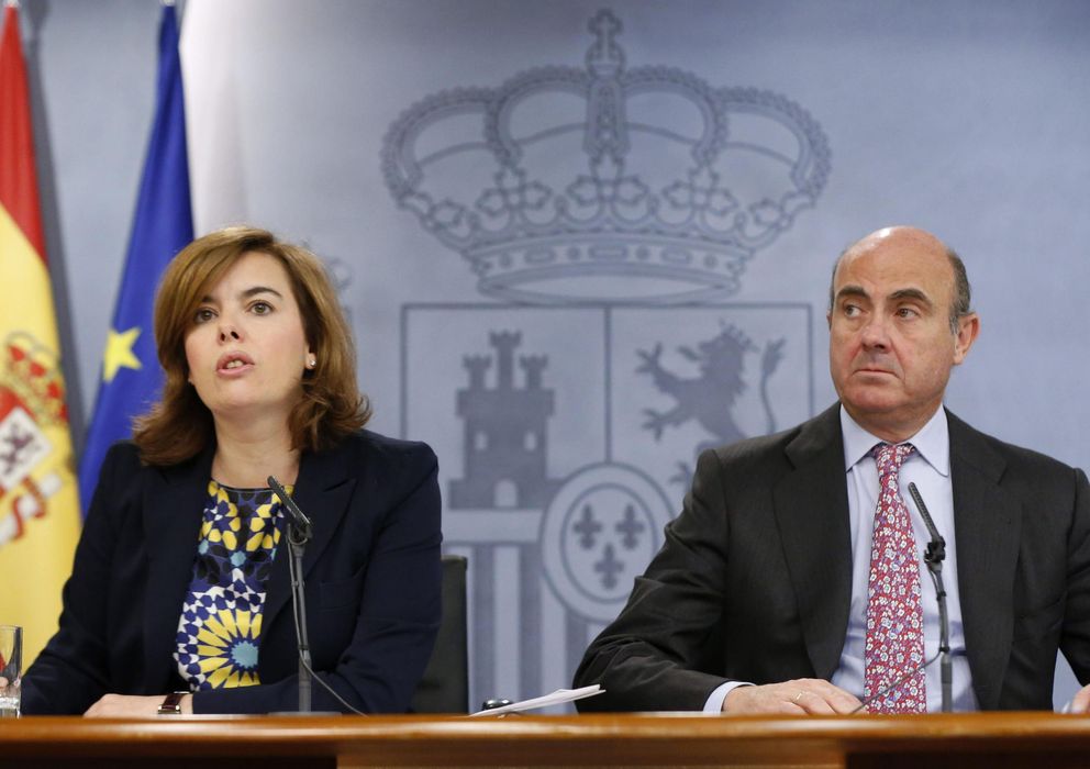Foto: l ministro de Economía, Luis de Guindos, y la vicepresidenta del Gobierno, Soraya Sáenz de Santamaría (Efe)