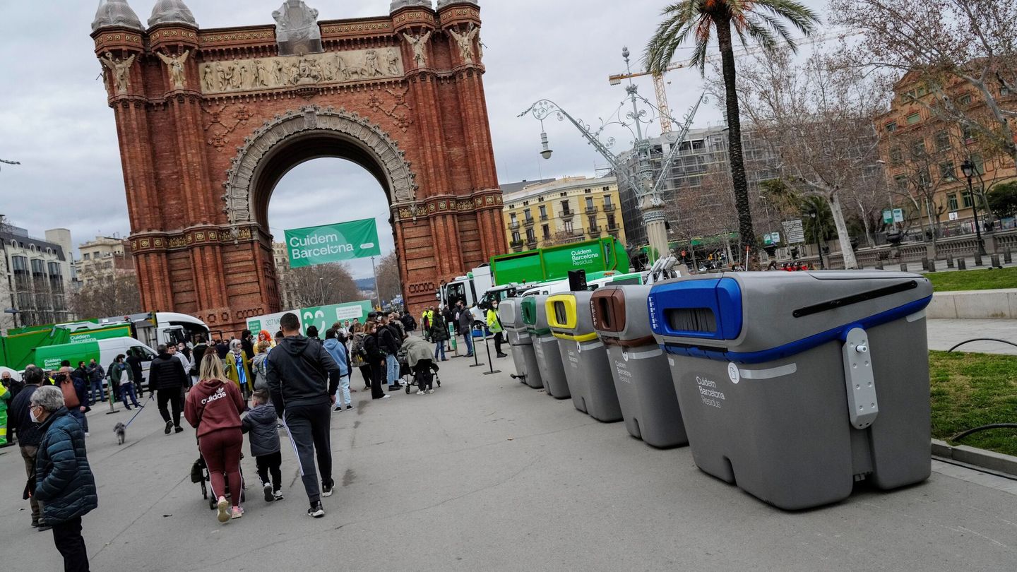 Exposición de vehículos y contenedores de la nueva contrata de limpieza y recogida de residuos de Barcelona. (EFE/Enric Fontcuberta)