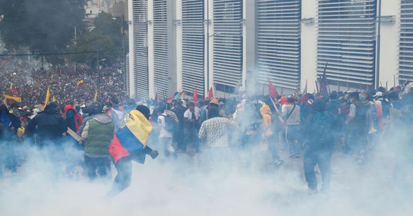 Foto: Protestantes en una imagen en Quito este martes. (Reuters)