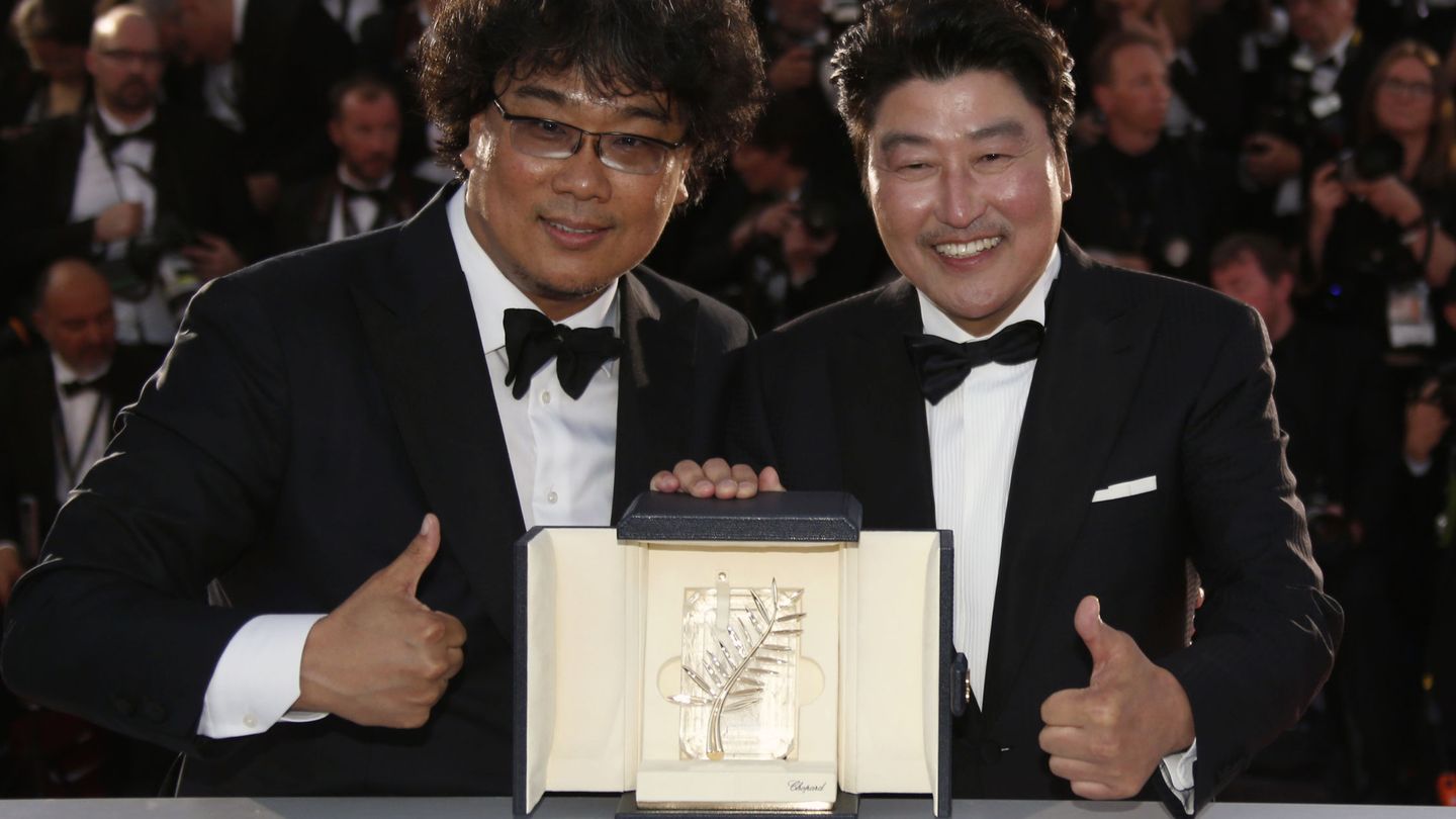 Bong Joon-ho y Song Kang-ho posan con la Palma de Oro. (Reuters)