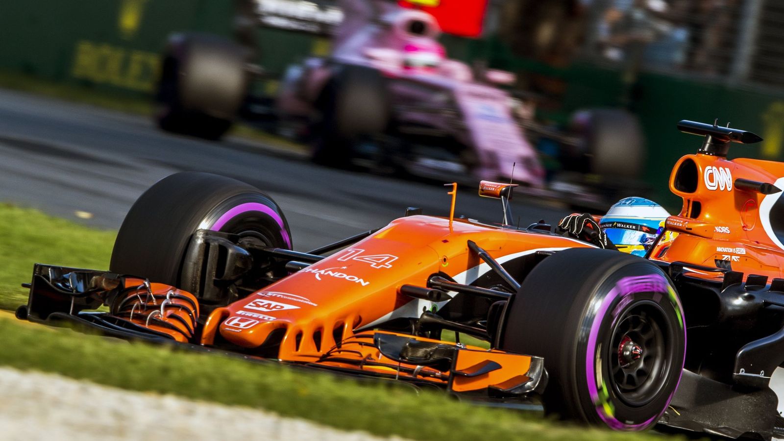 Foto: Fernando Alonso en su McLaren por Melbourne. (EFE)
