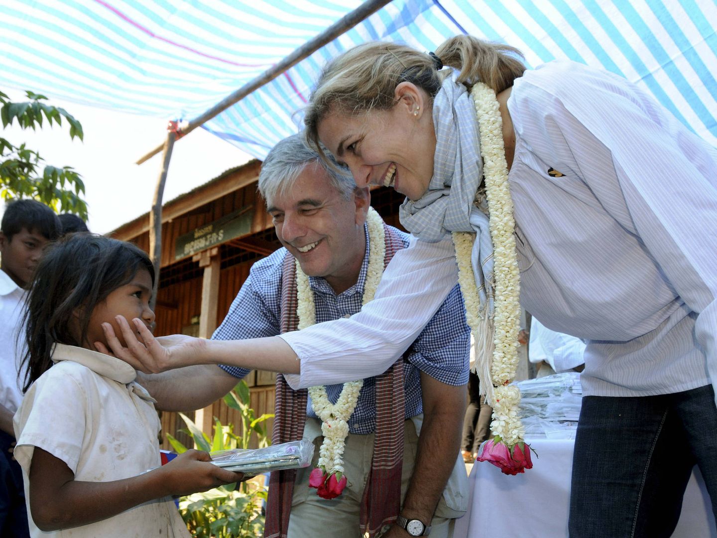 La infanta Cristina, junto al jesuita Kike Figaredo en Camboya. (EFE)