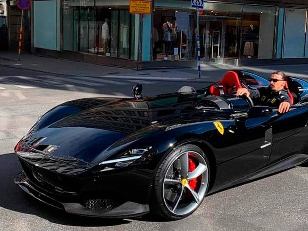 Foto: Ibrahimovic, a los mandos de su exclusivo Ferrari Monza SP2 (Foto: Twitter)