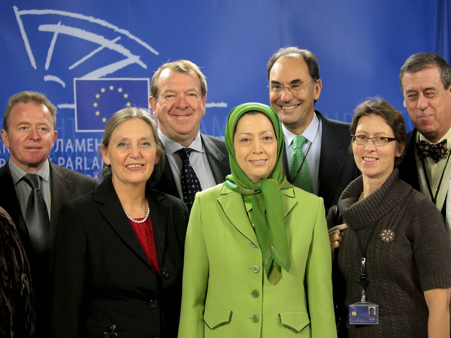 Maryam Rajavi, la presidenta el Consejo Nacional de la Resistencia Iraní, en el centro, posa con miembros del Parlamento Europeo. (EFE)