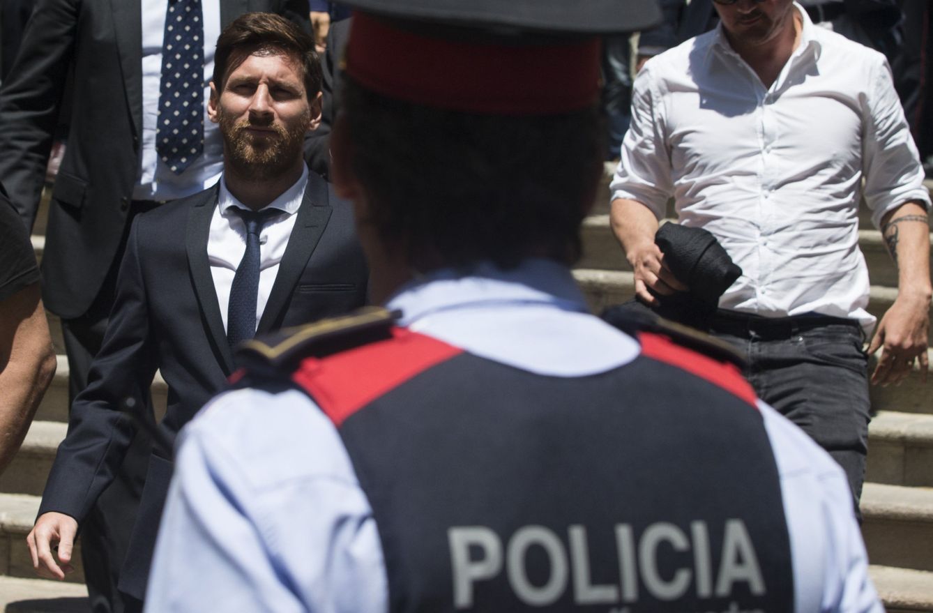Messi sale de la Audiencia de Barcelona tras declarar. (EFE)
