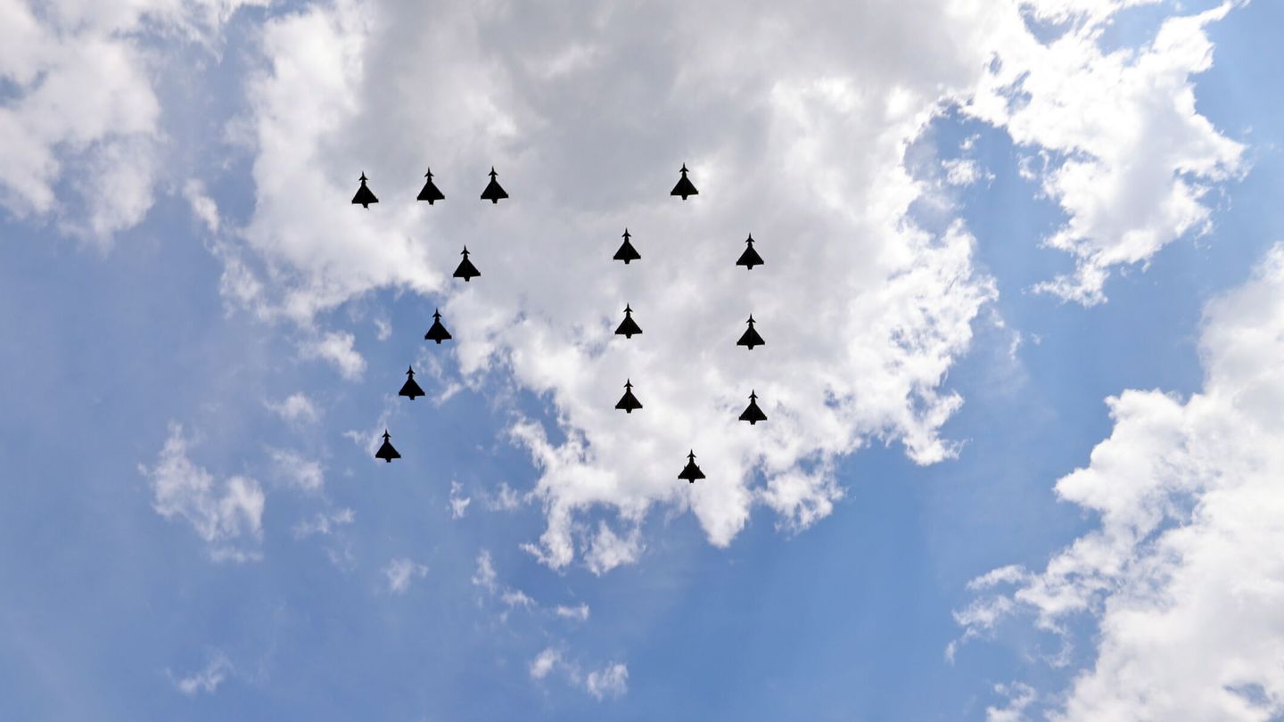 Las fuerzas aéreas forman el número setenta en el aire. (EFE)