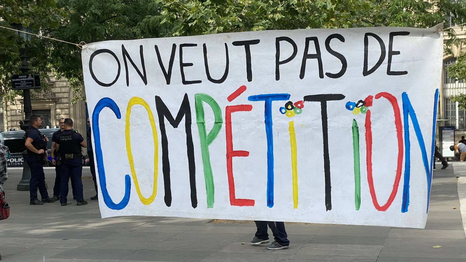 Pancartas contra los Juegos Olímpicos y los nocivos efectos derivados de los mismos. (Albert Ortega)
