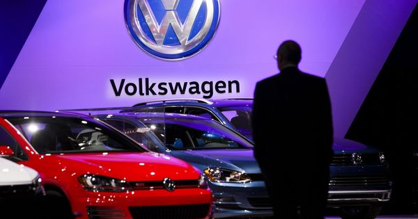 Foto: Un hombre observa varios modelos de Volkswagen en el Salón del Automóvil de Nueva York. (EFE)