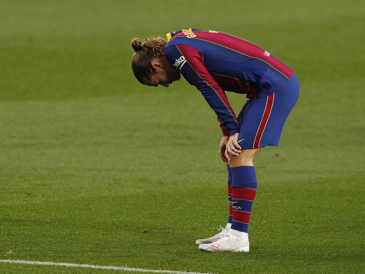 Foto: Antoine Griezmann, abatido sobre el césped del Camp Nou. (Reuters)