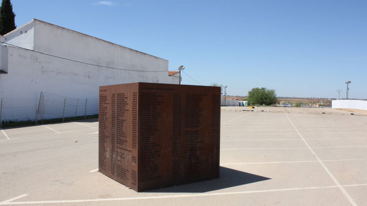 Monumento a víctimas del franquismo en mitad de un aparcamiento. (R. M.)